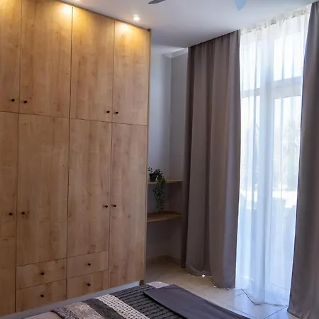 Dadee's Grande Laganas