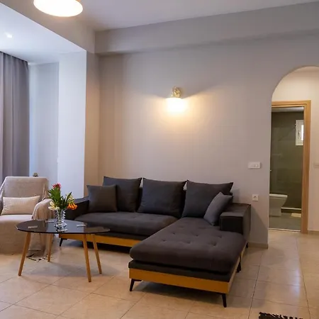 Dadee's Grande Laganas